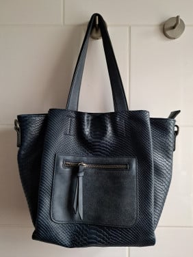 Stijlvolle donkerblauwe schoudertas met krokodillenlook