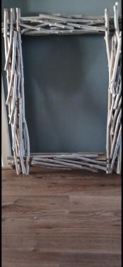 Grote lijst gemaakt van drijfhout