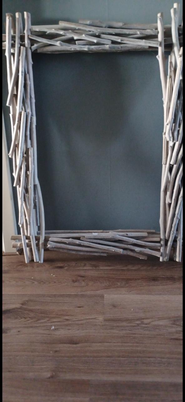 Grote lijst gemaakt van drijfhout