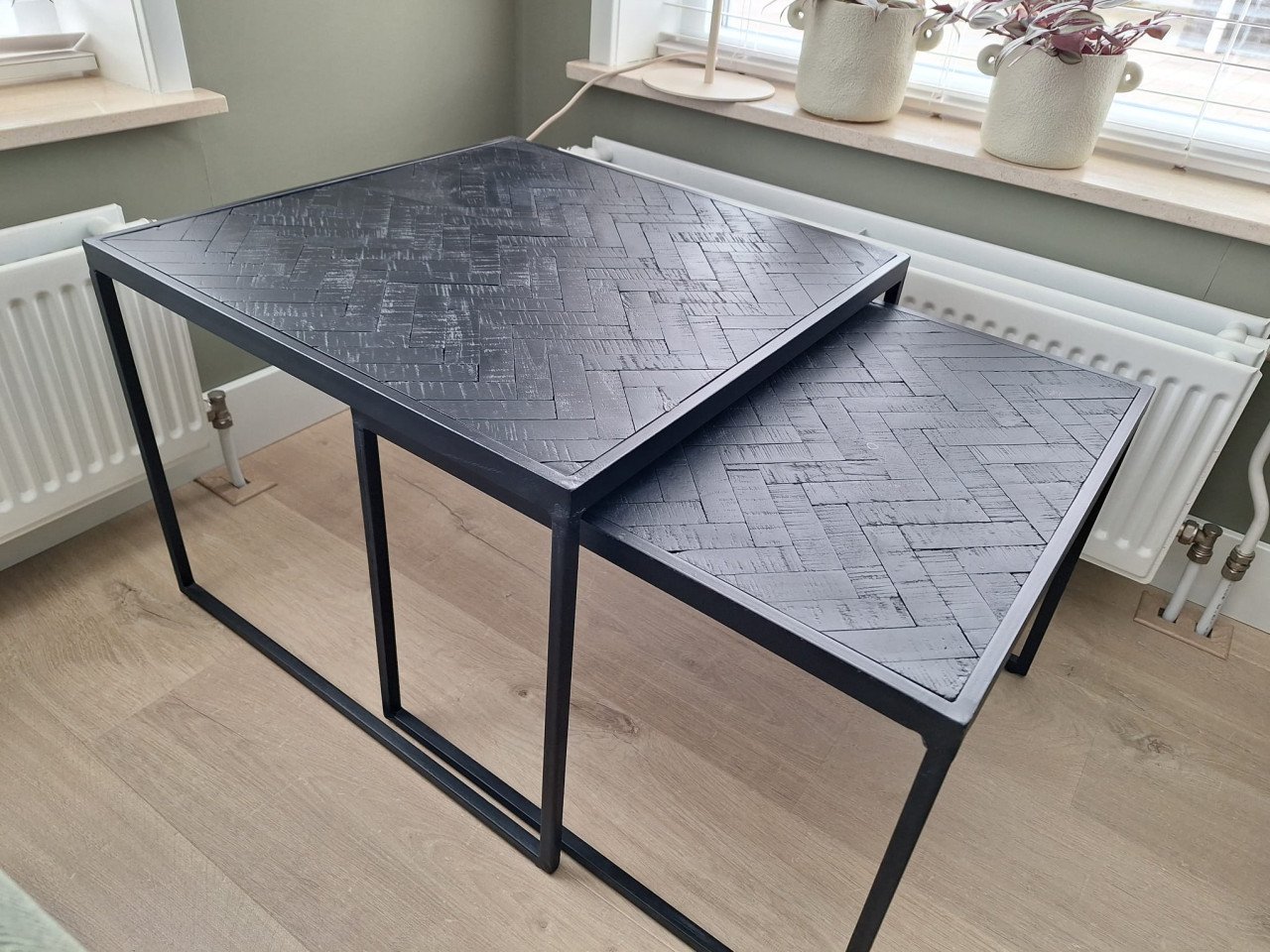 Mooie set salon/ bijzettafels Zwart hout met stalen poten/frame