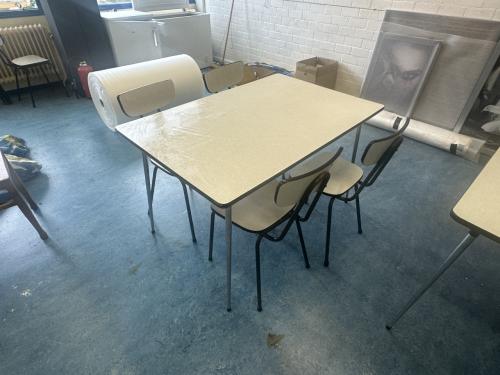 Leuke authentieke formica schooltafels en stoelen voor hippe luitjes