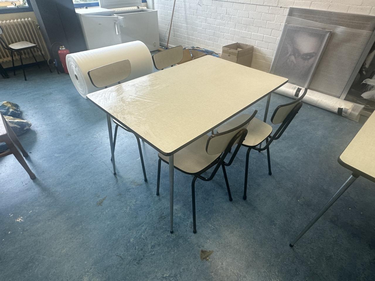 Leuke authentieke formica schooltafels en stoelen voor hippe luitjes