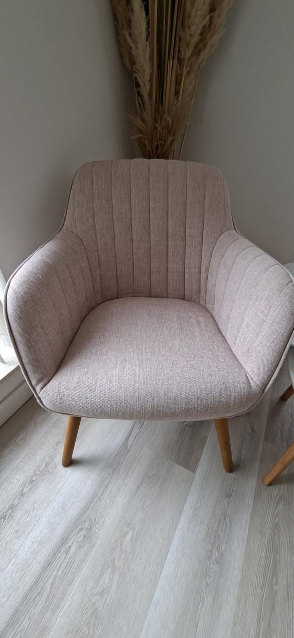 Te Koop; 2x roze stoeltjes met tafeltjes
