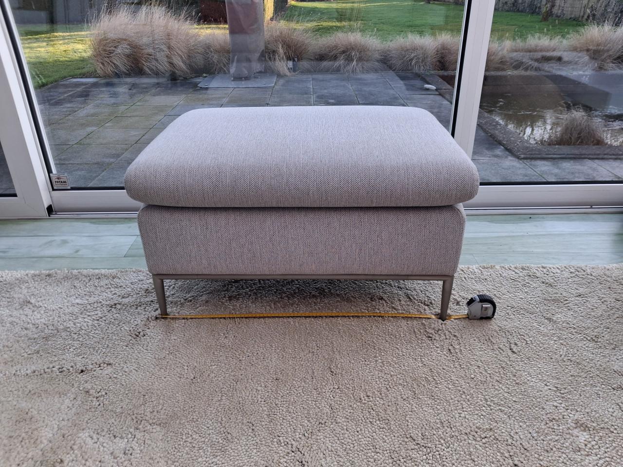 Moderne 3 zitsbank en hocker