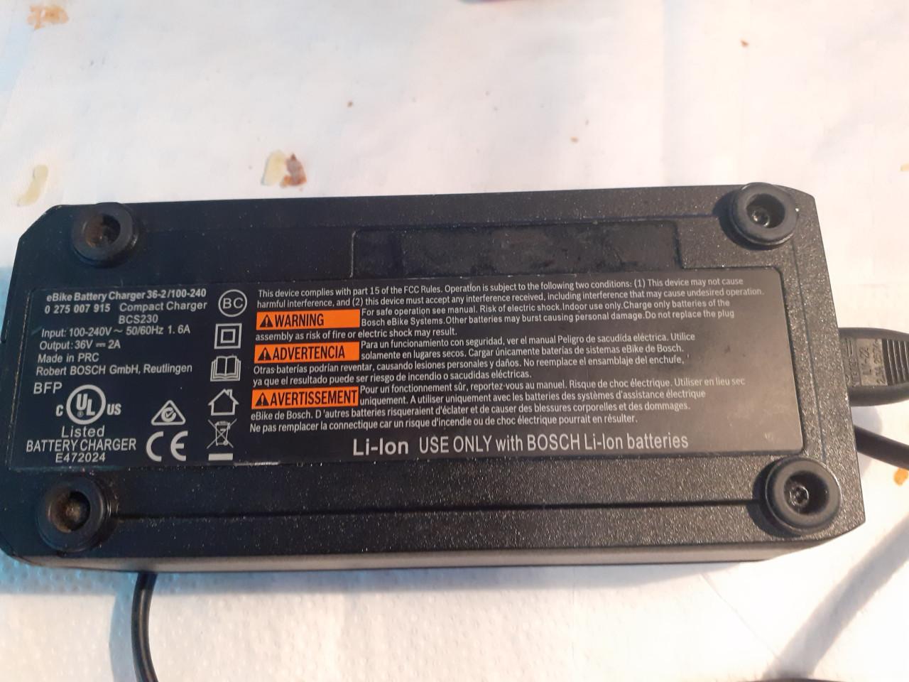 Accu-lader BOSCH 36 Volt - 2 Amp........3 platte pinnen