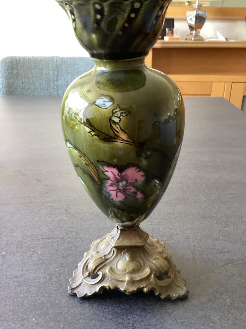 Aardewerken vaasjes met motief. Art-Nouveau-stijl.  2 x.