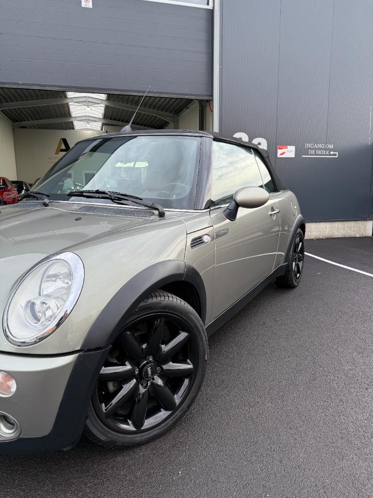 Mini Cooper Cabrio 1.6 - sidewalk