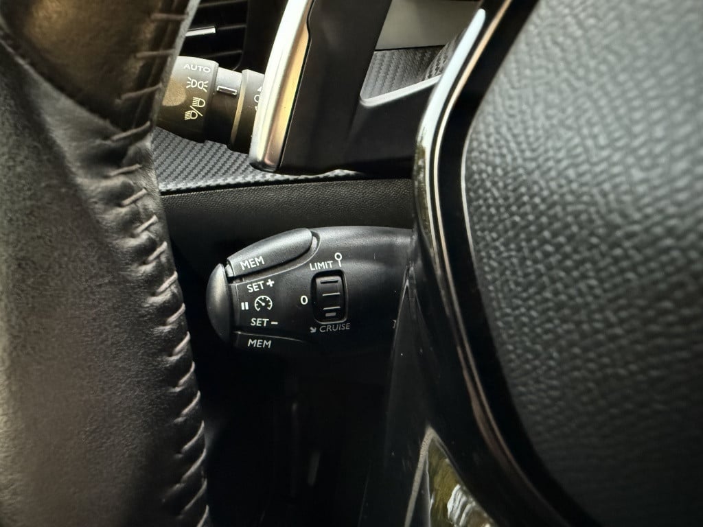 Peugeot 208 1.2t allure // automaat //