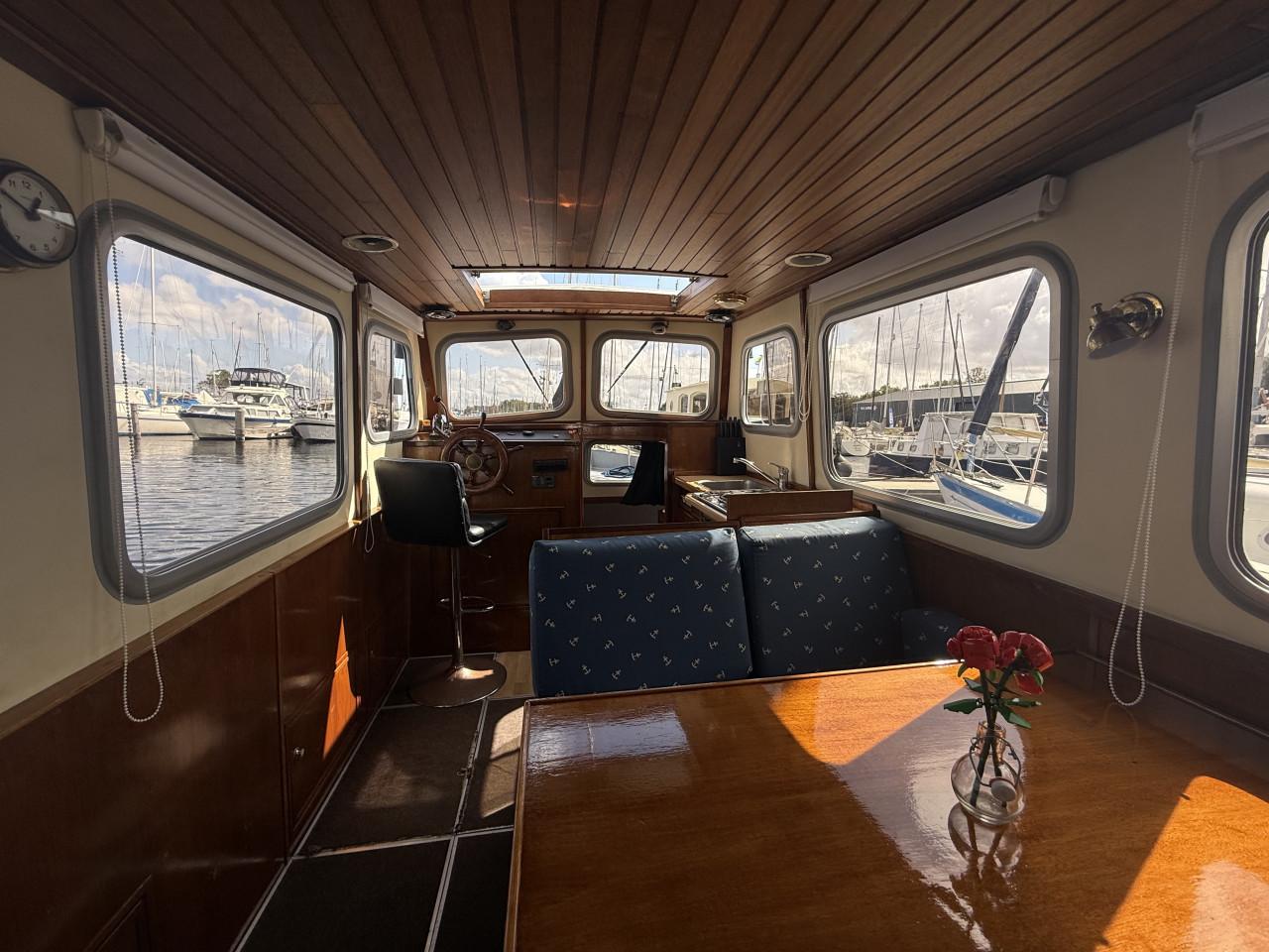Motorboot 8 meter salonkruiser met stahoogte