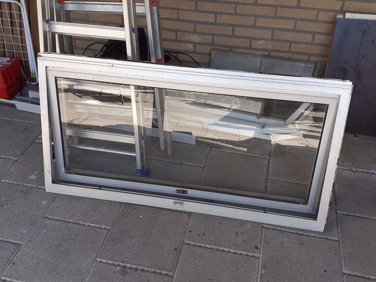 Te koop:   raam met aluminium kozijn.