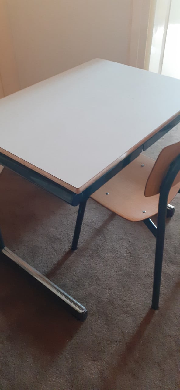 Origineel school bureau met stoel