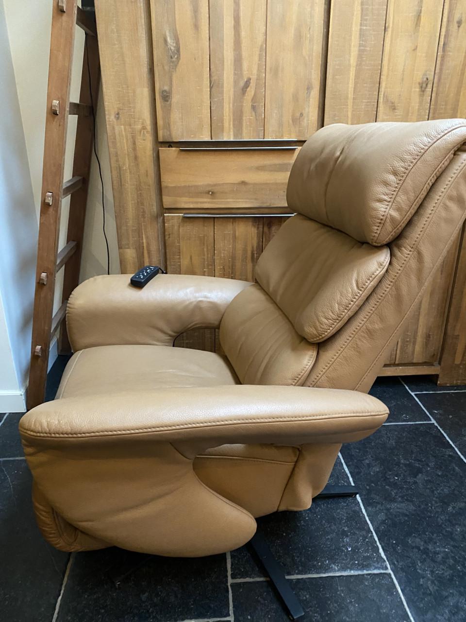 Mooie Meubelzorg sta op en relax fauteuil, met accu, 3 jaar oud