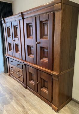 Hoge eikenhouten kast