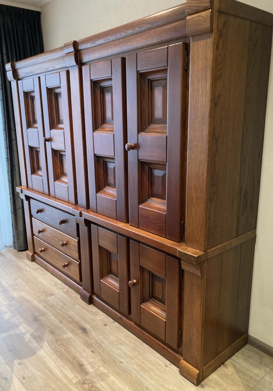 Hoge eikenhouten kast