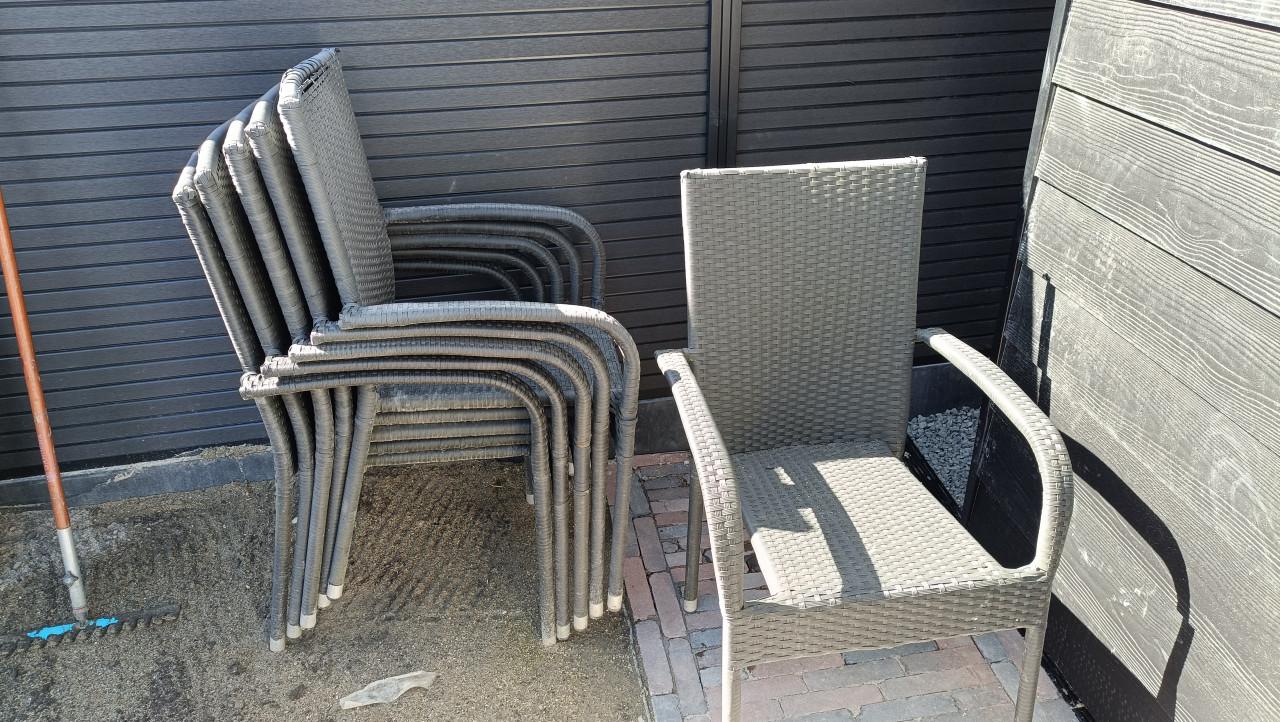 Lounge tafel met 6 stapel stoelen.