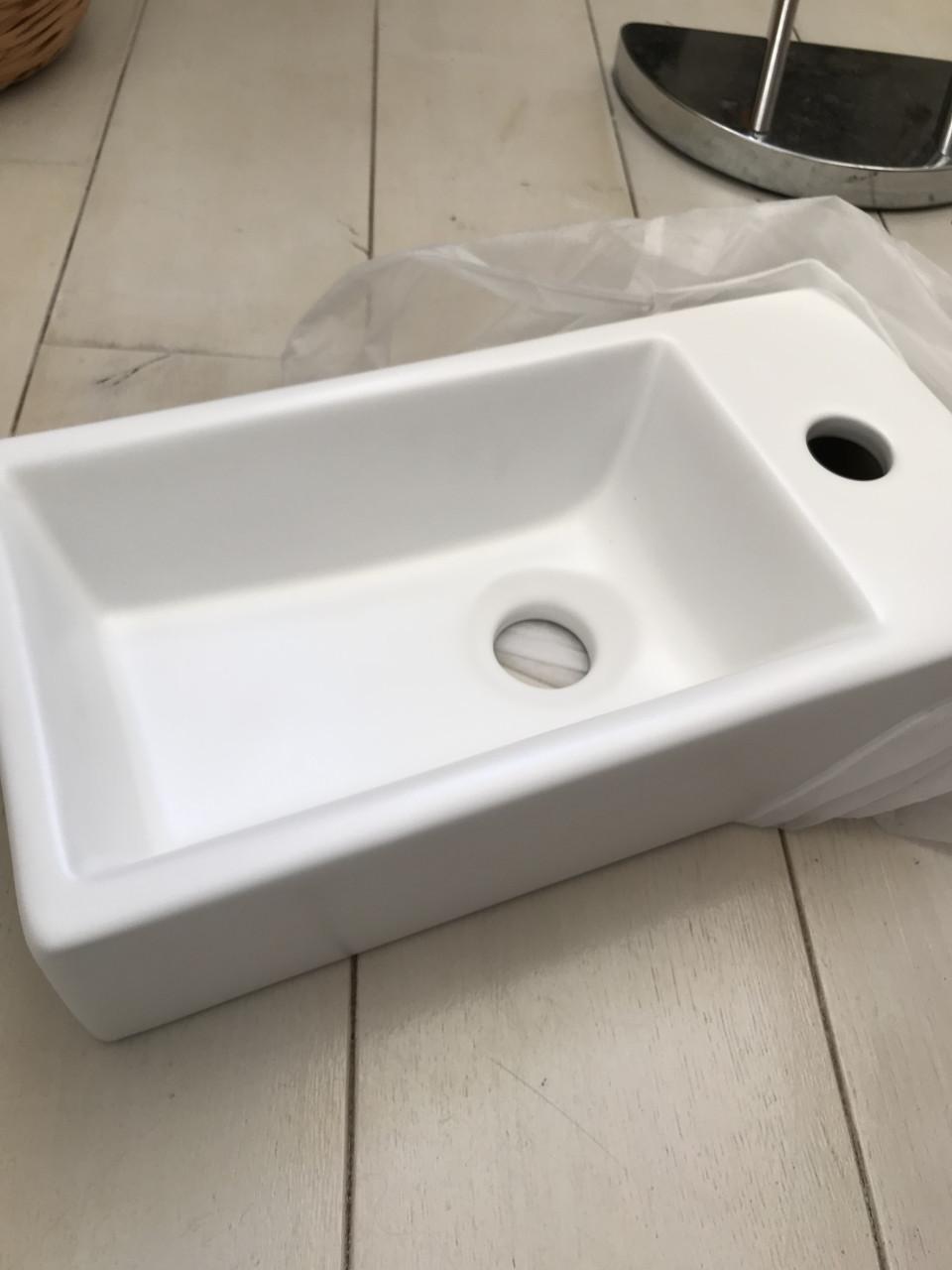 Set: Wasbakje (mat wit), afvoerplug (wit), kraan (RVS)