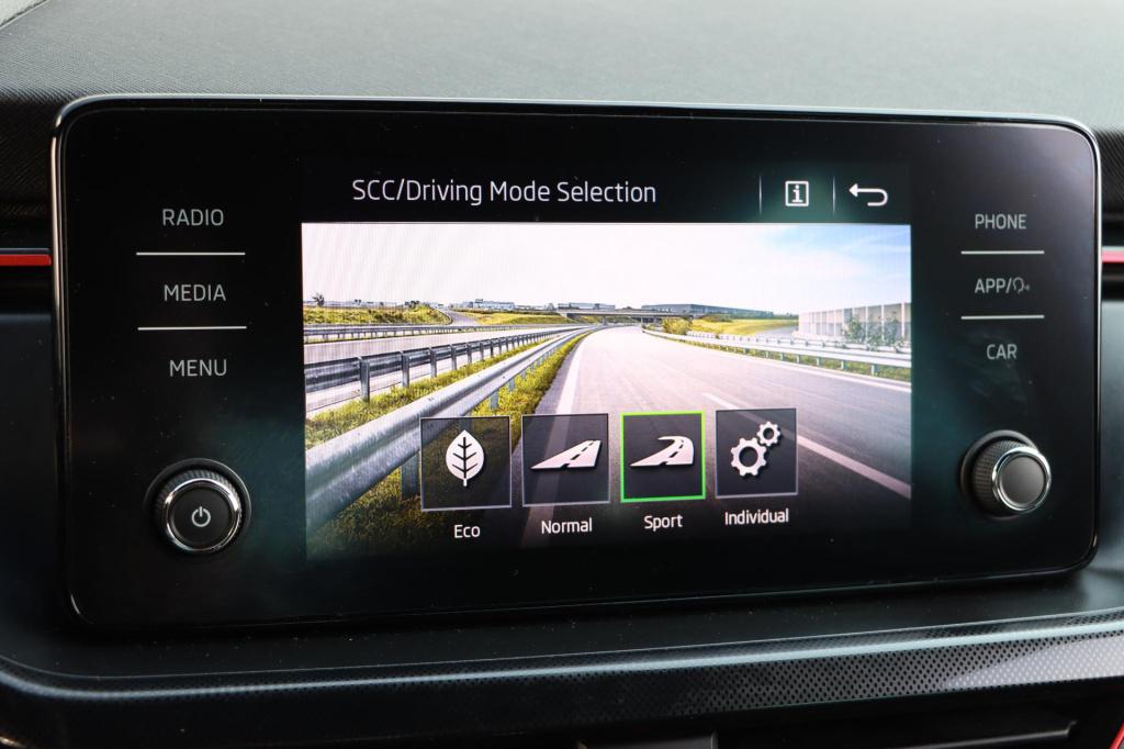 Skoda Scala 1.0 tsi sport business 115pk dsg7