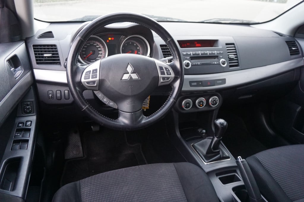 Mitsubishi Lancer sports sedan 1.8 invite airco / cruise / elektr. ramen / 