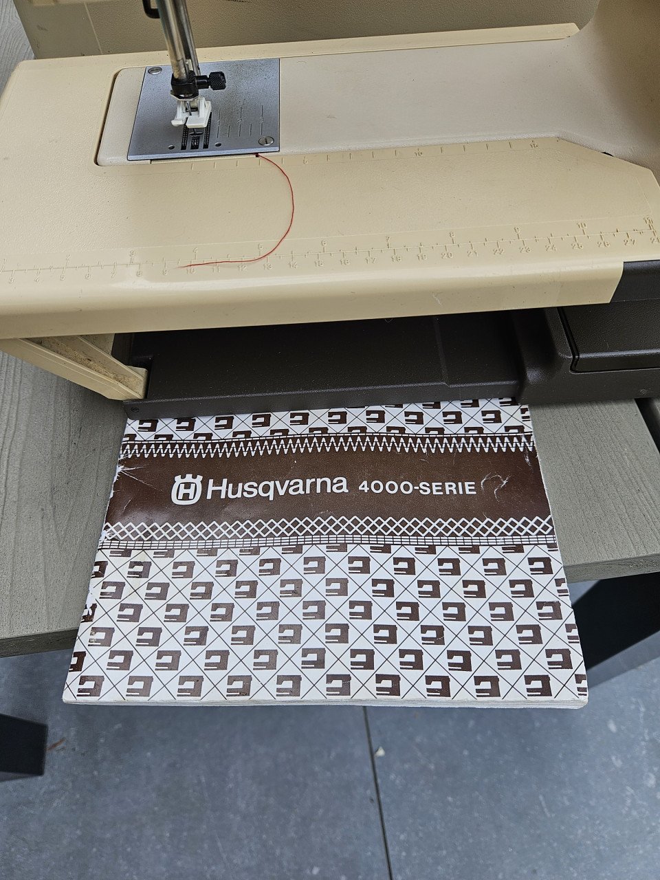 Mooie krachtige en werkende husqvarna 4320 naaimachine....
