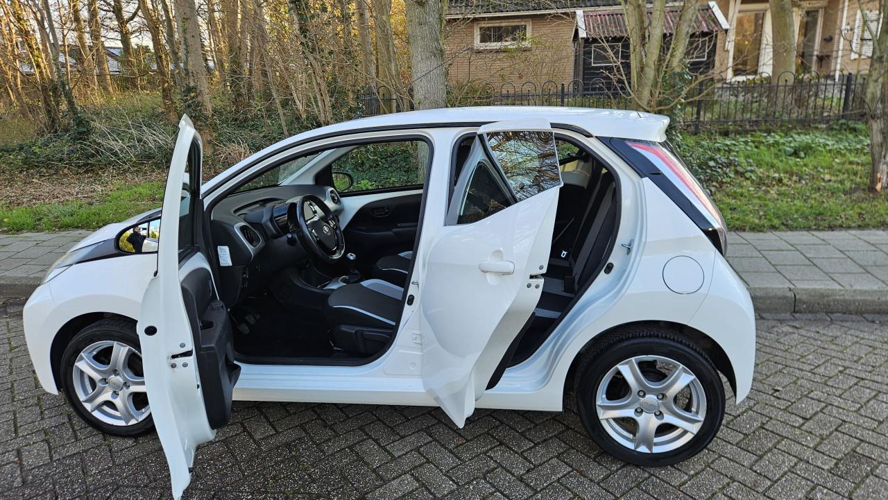 Zuinige TOYOTA AYGO X-PLAY / 1 Eig / NL AUTO / NAP / DEALER OND / 71.789 km