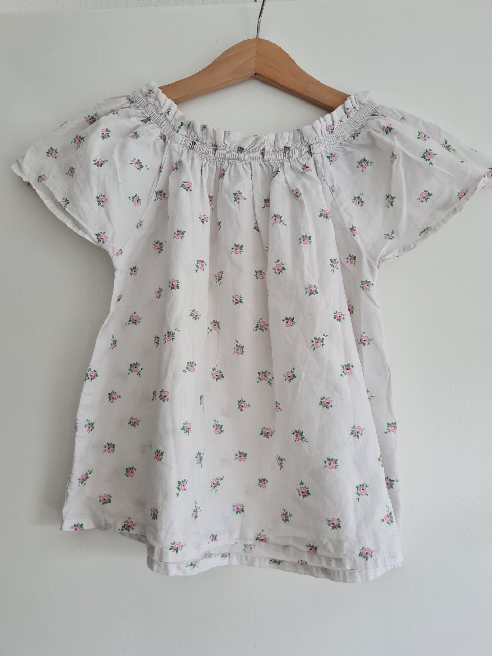 Lief wit , roze bloemetjes blousje van H&M  Maat 128