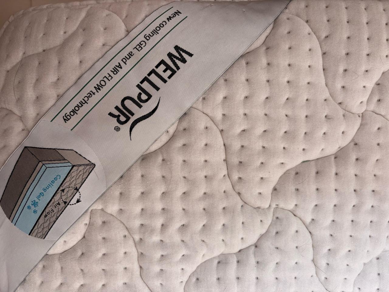 Tweepersoonsbed incl. matras en nachtkastjes