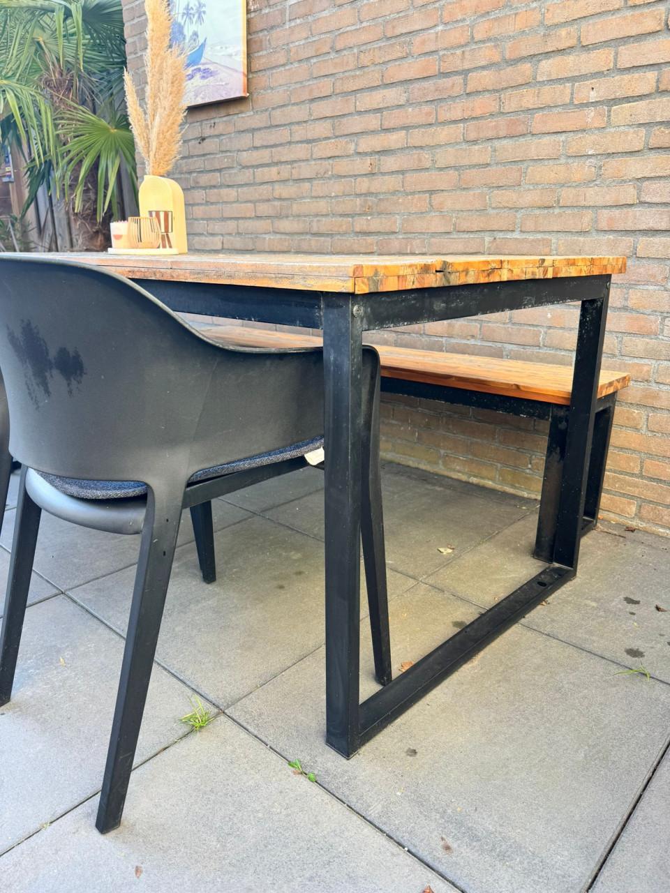 Buiten eethoek met bankje en stoelen