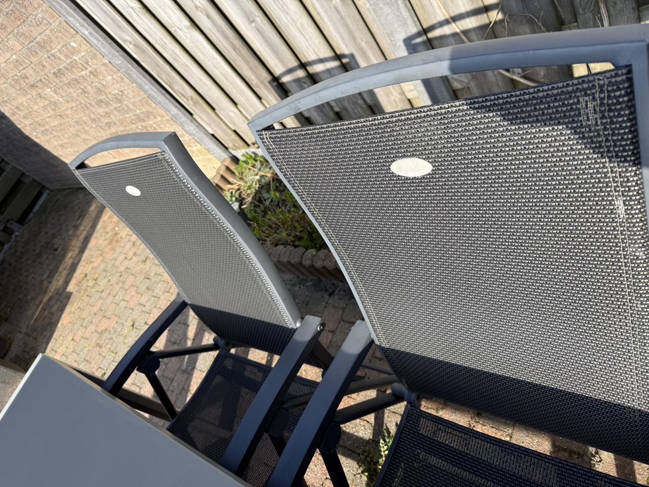 Tuinset, 4 verstelb Stoel Hartman. 4 kussens Hartman, poef en voetenbank.