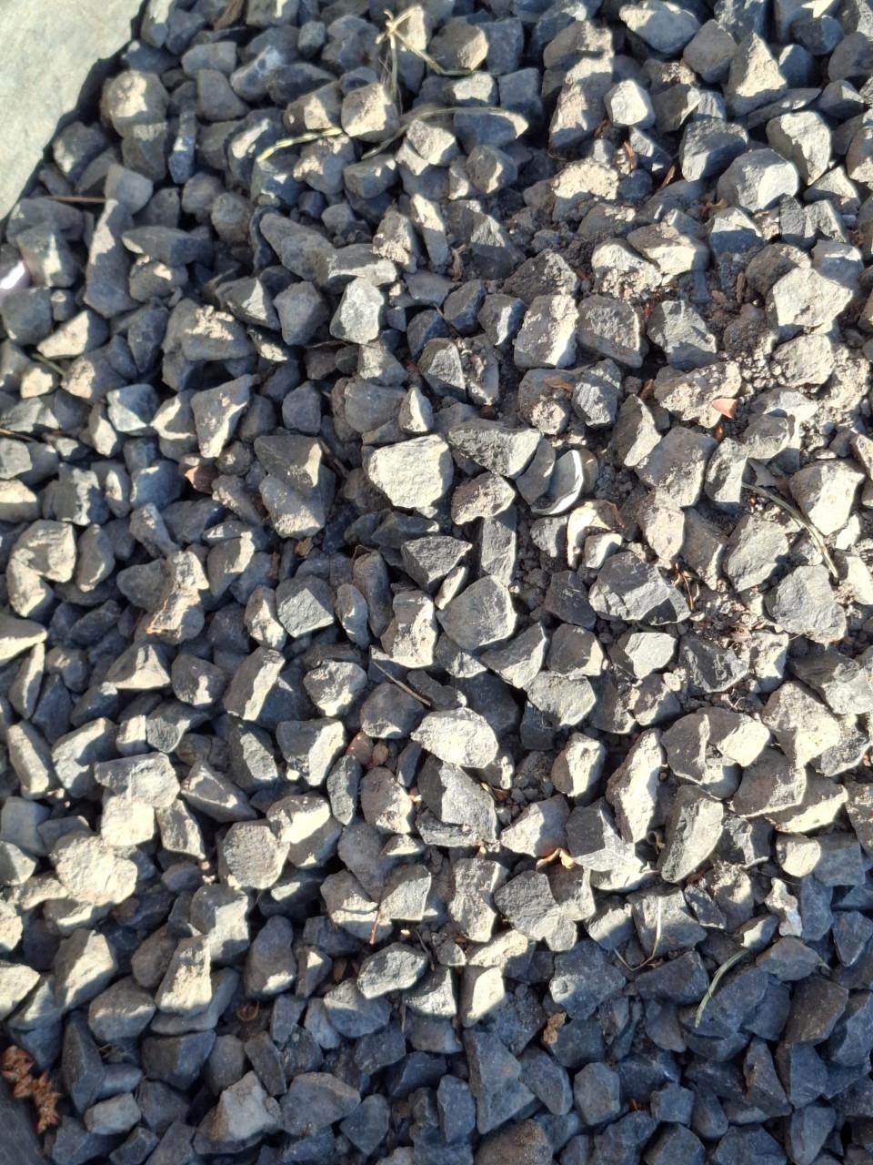 Grijs grind 3 speciekuipen vol