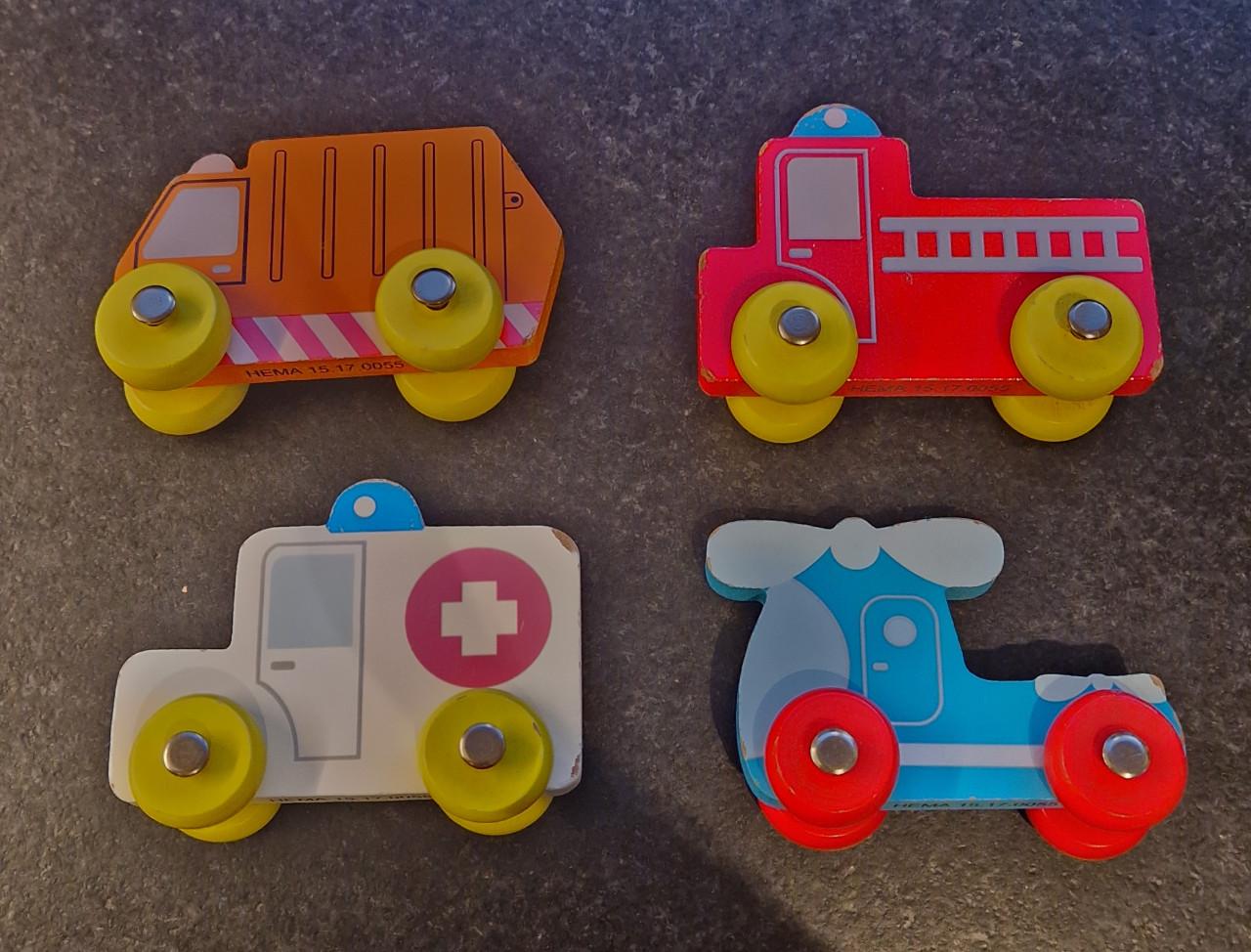 Houten autootjes en verkeersborden.