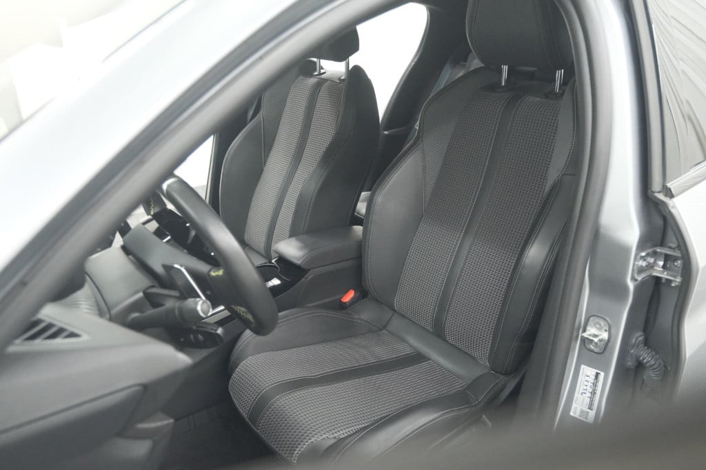 Peugeot 208 puretech 131 eat8 gt | camera | dodehoekdetectie | navigatie | 