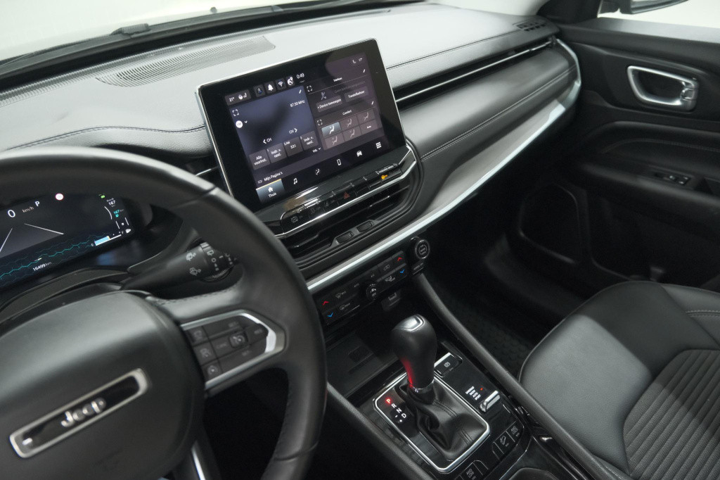 Jeep Compass 4xe 190 plug-in hybrid electric night eagle | camera | apple c