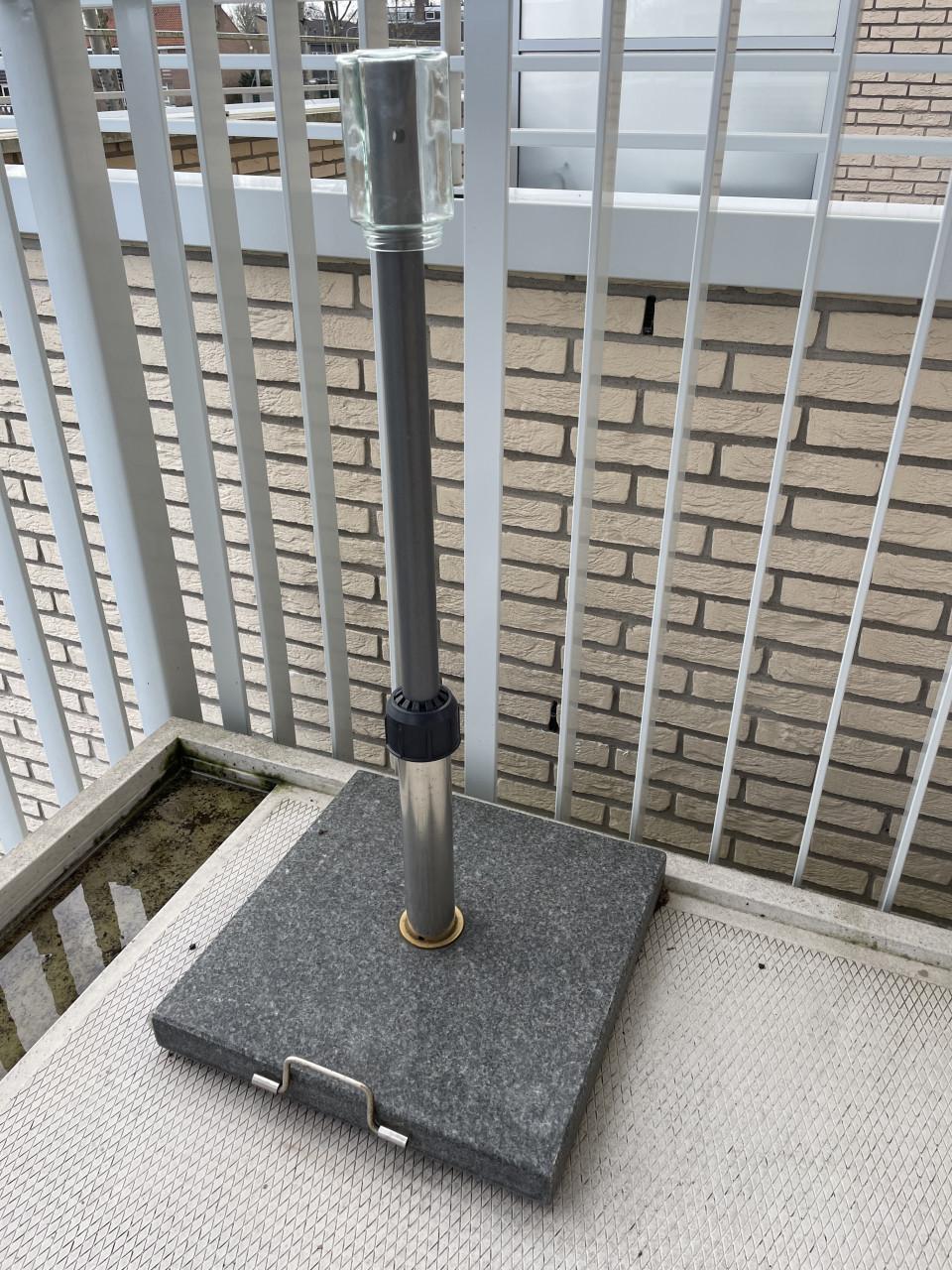 Tuinparasol met natuurstenen voet