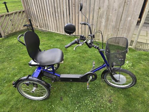Elektrisch ondersteunde driewiel fiets.