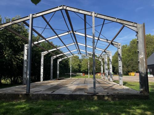 Te koop. Gegalvaniseerde stalen constructie