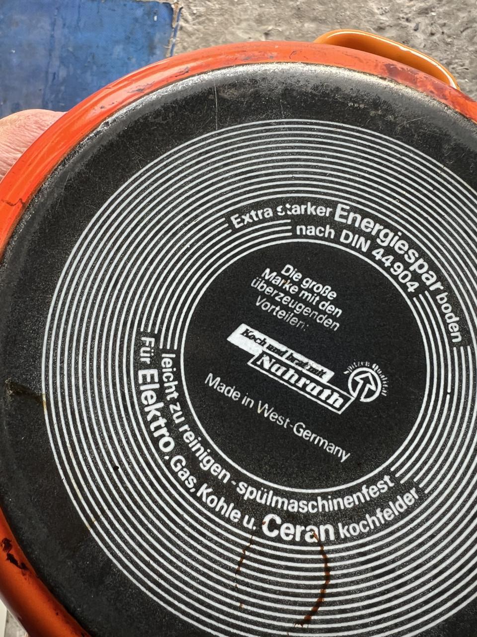 2x grote gietijzeren/emaile Pannen e 2x grote PYREX glazen ovenschalen