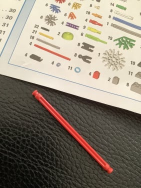 Onze zoon is op zoek naar een onderdeel van KNEX
