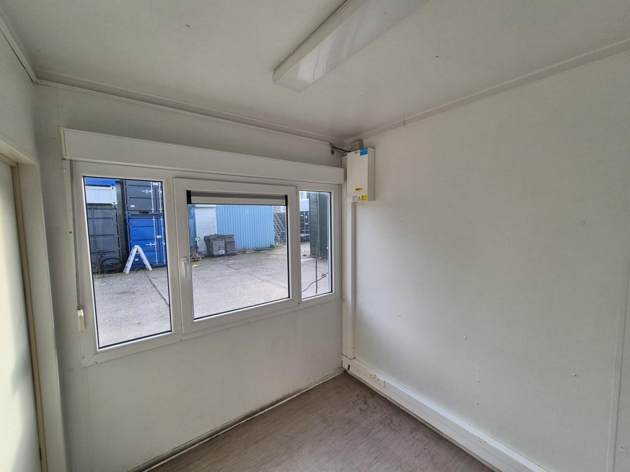 20ft kantoorunit 6x2.5 meter met veel ramen