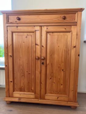 Massief grenen, blank gelakte Meidenkast gemaakt door meubelmaker