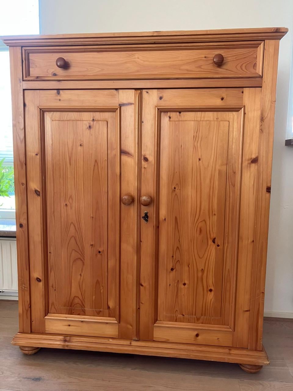 Massief grenen, blank gelakte Meidenkast gemaakt door meubelmaker