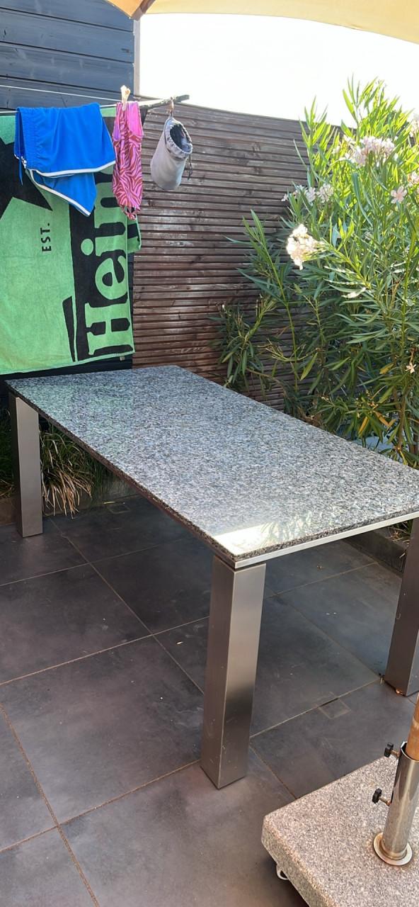 Buiten tafel te koop
