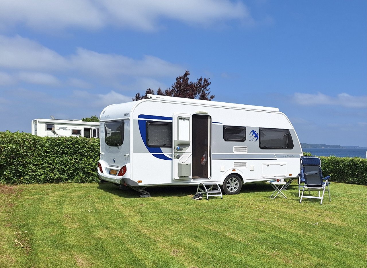 Te koop mooie Knaus met langsbedden