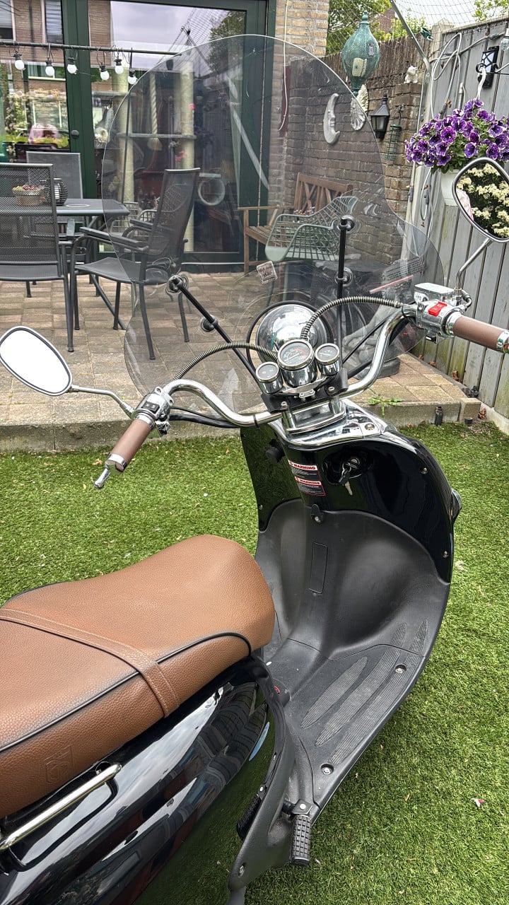 Grande retro scooter