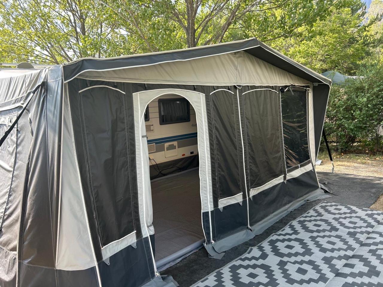 Hobby Excellent Easy Caravan met Voortent, luifel en Mover
