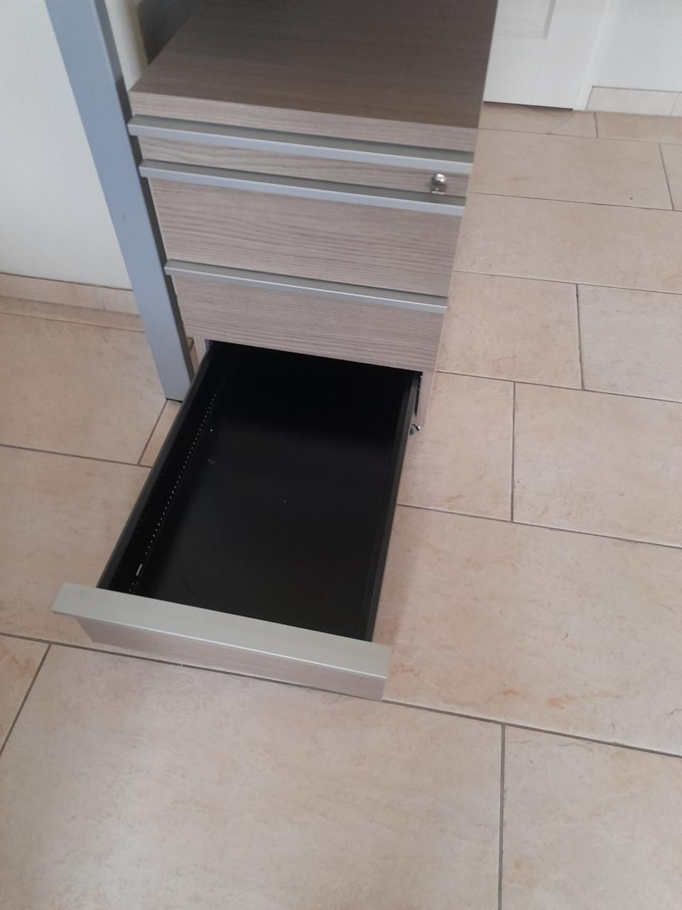 Hoekbureau  90 x 180 + 60 x 80 (z.g.a.n.) Kantoor kwaliteit!