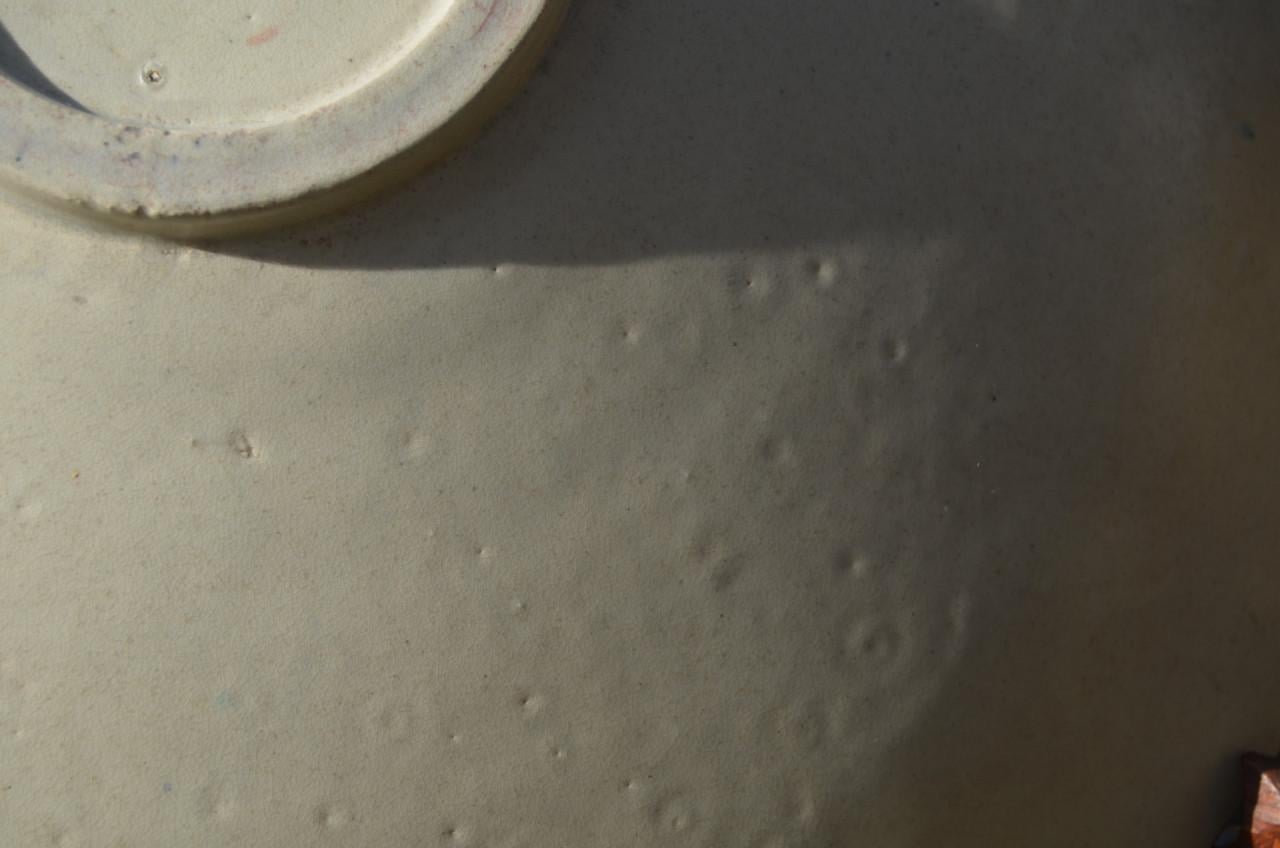 Fraaie grote aardewerk schotel, gesigneerd, gedateerd (2)