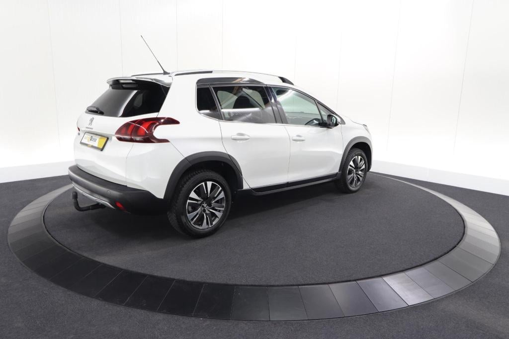 Peugeot 2008 puretech 110 eat6 allure | trekhaak | apple carplay | parkeers