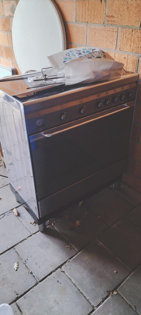 SMeg fornuis/oven €200,- voor degene die 'm 29 of 30 mei komt ophalen!