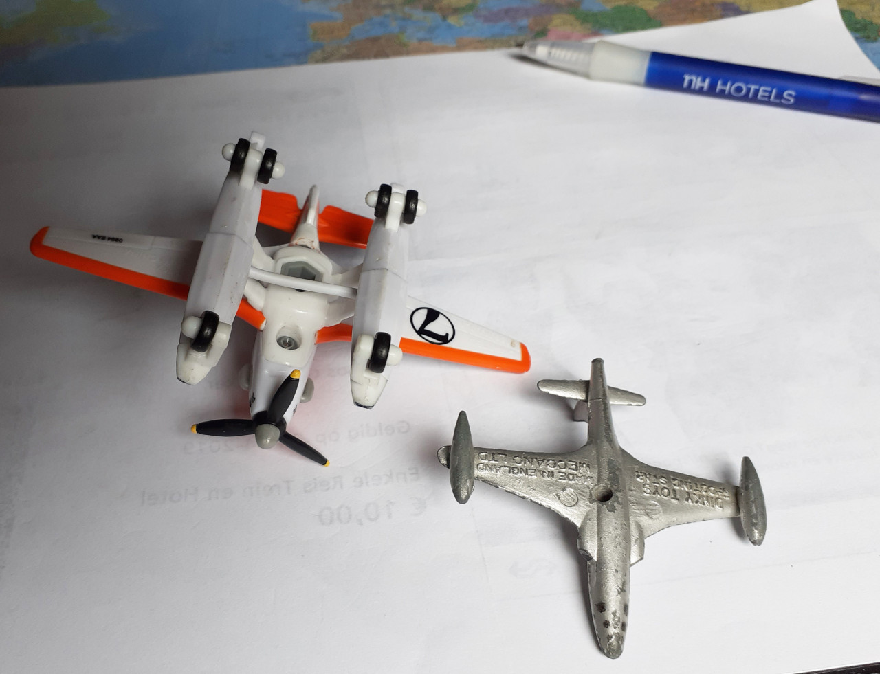 Dinky Toys Shooting Star en een Disney Nr. 7 Plane     