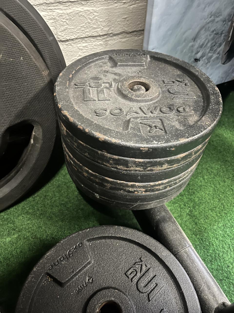 Fitness rack met bankje en 170 kg aan gewichten